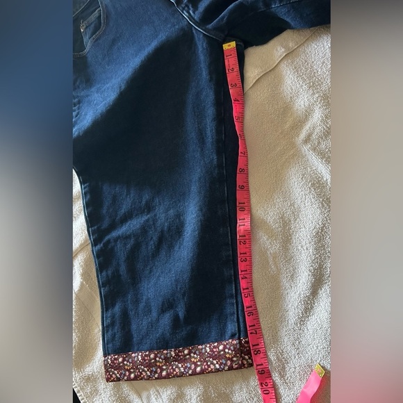 Women's Wrangler Capri with Floral Trim - Picture 2 of 6